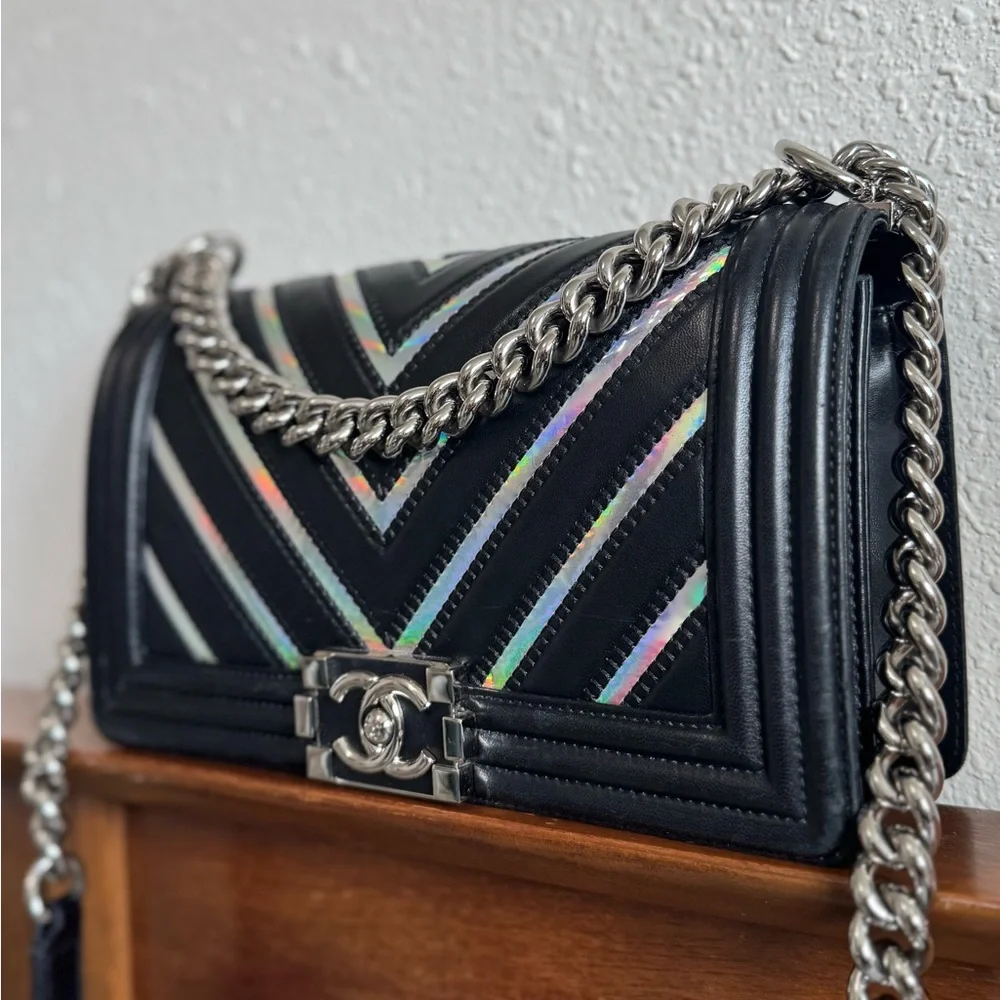 ❌SOLD❌ CHANEL Limited Edition Boy Flap Bag Chevron Lambskin Holographic Medium - Picture 4 of 16